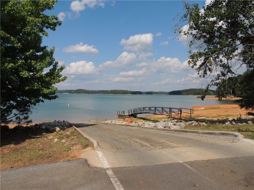 Building lot located in Lake Hartwell neighborhood. Interior - photo 7