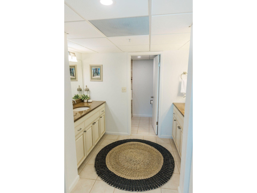This newly remodeled and beautifully maintained 3-bedroom with - photo 10