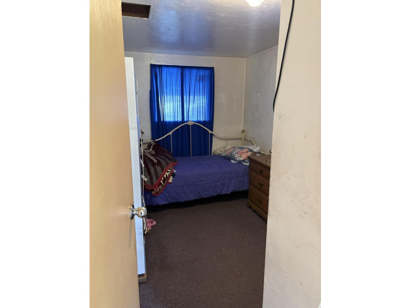 Cute 2 bedroom 1 bath with a mature landscape. Plenty of room - photo 25