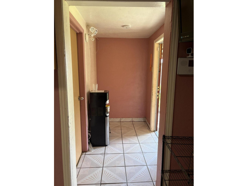 Cute 2 bedroom 1 bath with a mature landscape. Plenty of room - photo 26