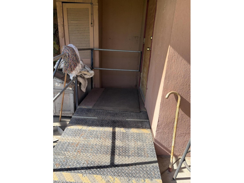 Cute 2 bedroom 1 bath with a mature landscape. Plenty of room - photo 27