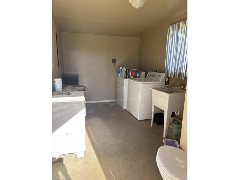 Cute 2 bedroom 1 bath with a mature landscape. Plenty of room - photo 29