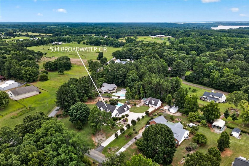 Welcome to this beautifully maintained 4-bedroom, 3.5-bath home - photo 2