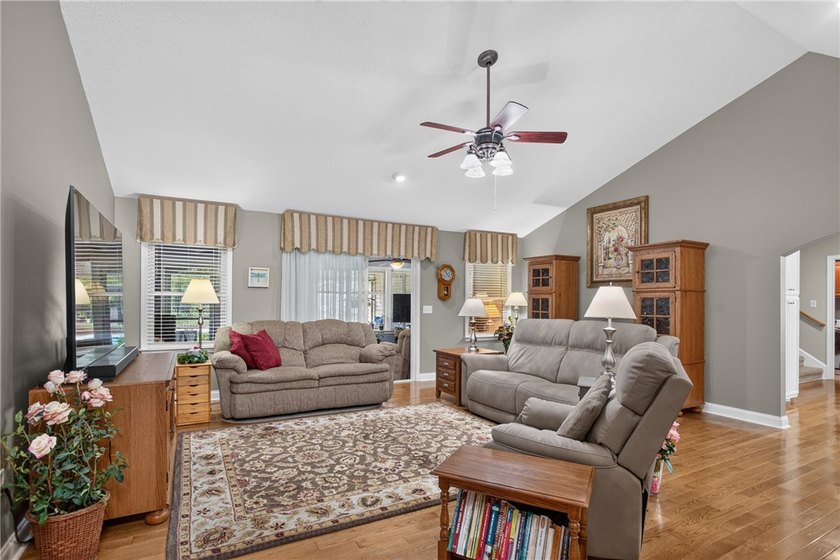 Welcome to this beautifully maintained 4-bedroom, 3.5-bath home - photo 4