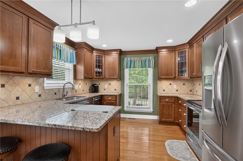Welcome to this beautifully maintained 4-bedroom, 3.5-bath home - photo 6