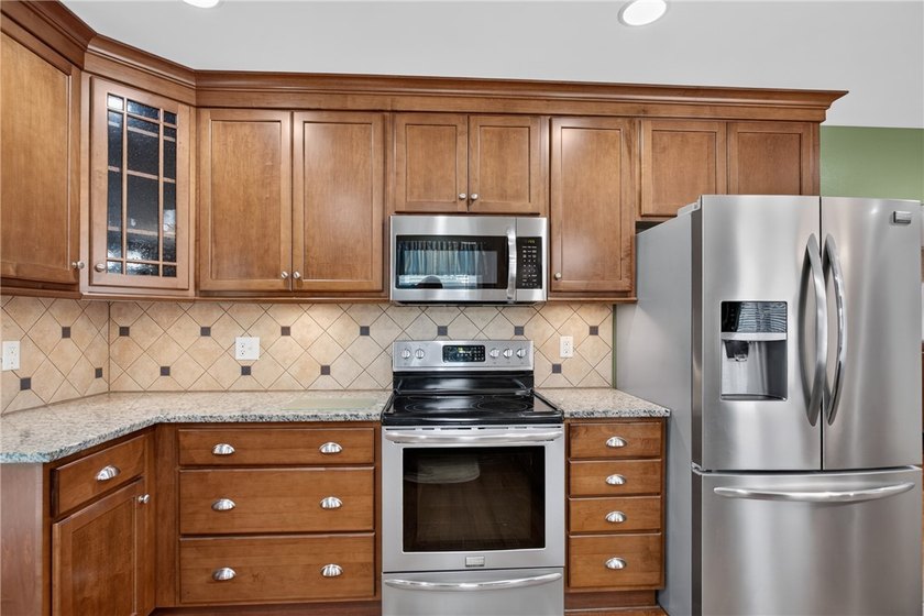 Welcome to this beautifully maintained 4-bedroom, 3.5-bath home - photo 7
