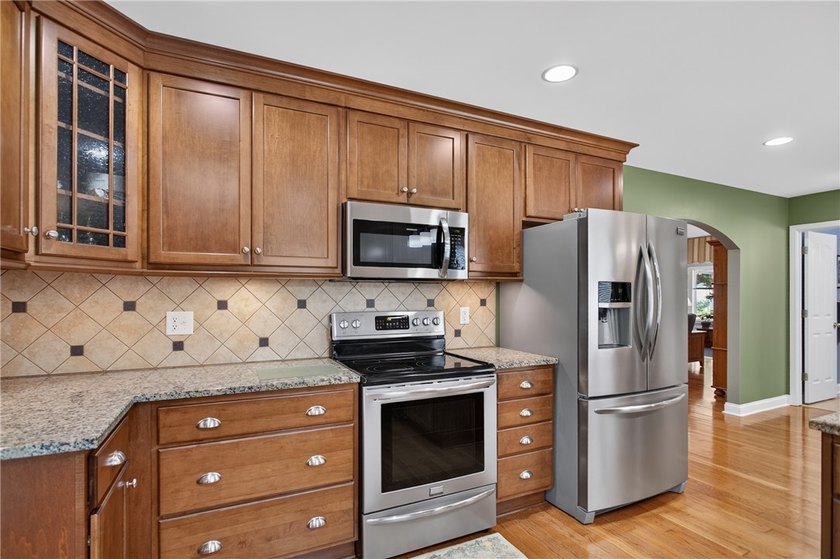 Welcome to this beautifully maintained 4-bedroom, 3.5-bath home - photo 8