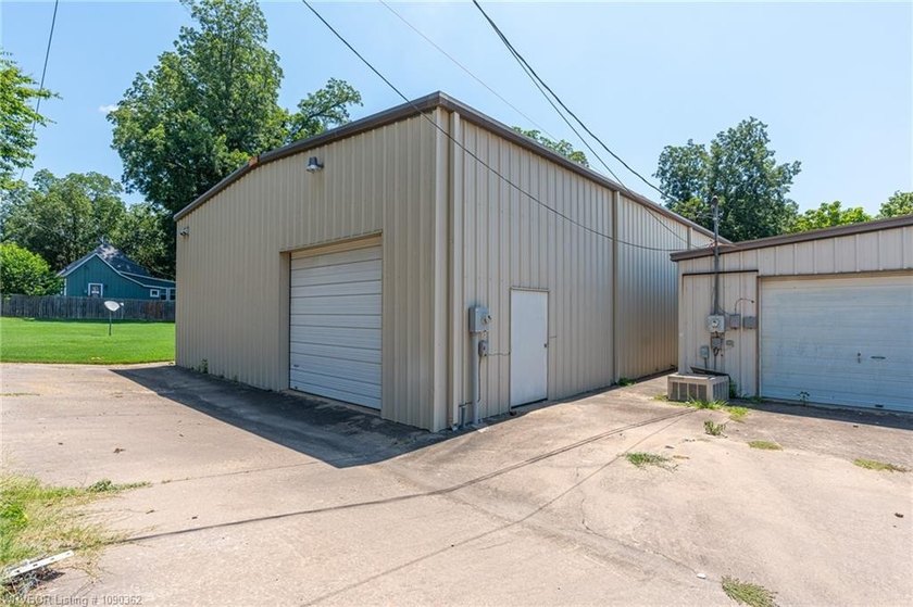 3200 SQ foot, Heated and Cooled commercial building, with Great - photo 11