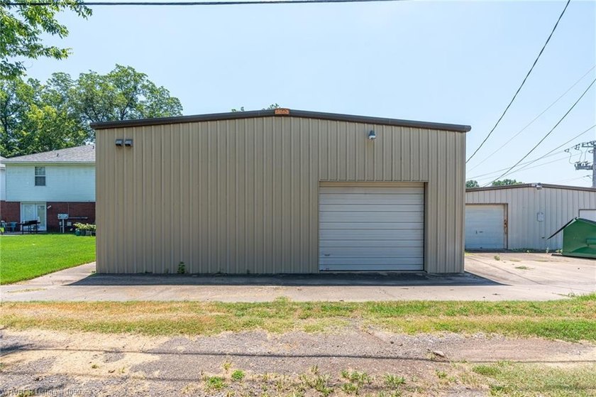 3200 SQ foot, Heated and Cooled commercial building, with Great - photo 12