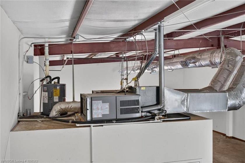 3200 SQ foot, Heated and Cooled commercial building, with Great - photo 20