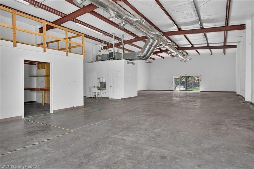 3200 SQ foot, Heated and Cooled commercial building, with Great - photo 21