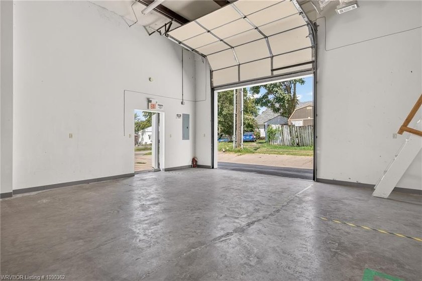 3200 SQ foot, Heated and Cooled commercial building, with Great - photo 25