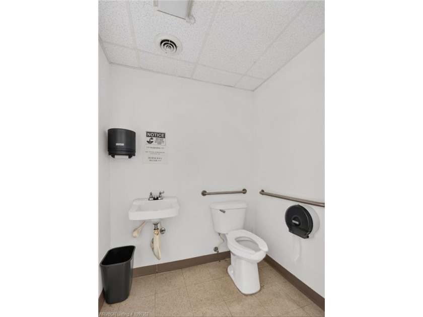 3200 SQ foot, Heated and Cooled commercial building, with Great - photo 26