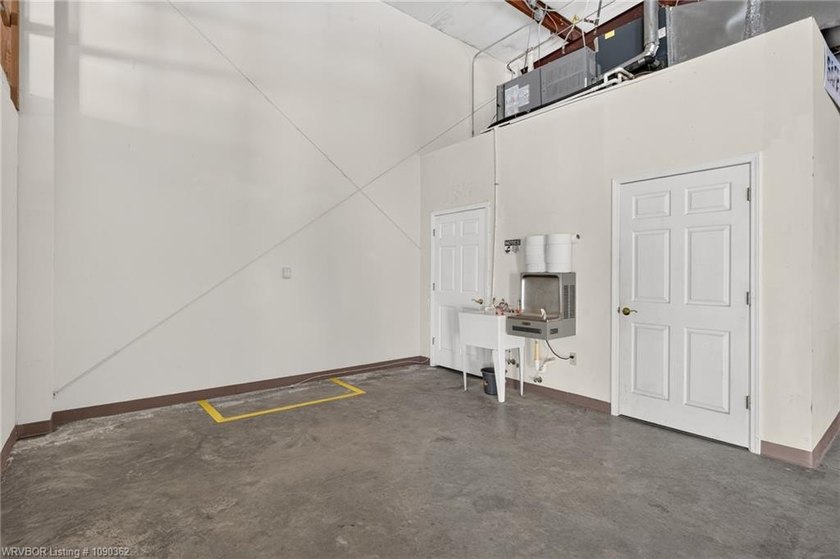 3200 SQ foot, Heated and Cooled commercial building, with Great - photo 27