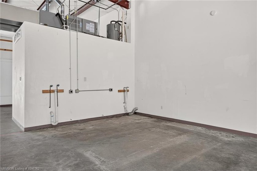 3200 SQ foot, Heated and Cooled commercial building, with Great - photo 30