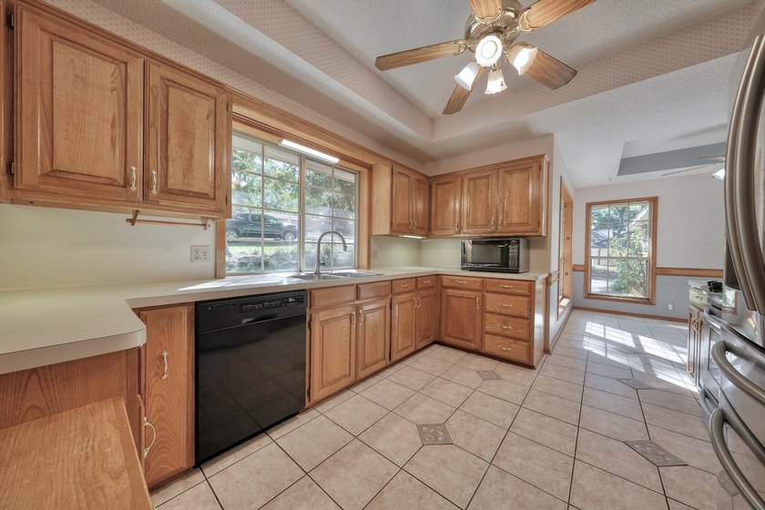 Welcome home to this beautiful 3-bedroom, 2-bathroom retreat - photo 11