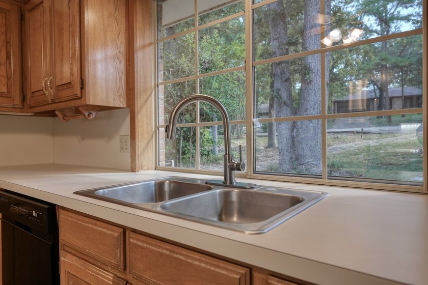 Welcome home to this beautiful 3-bedroom, 2-bathroom retreat - photo 12