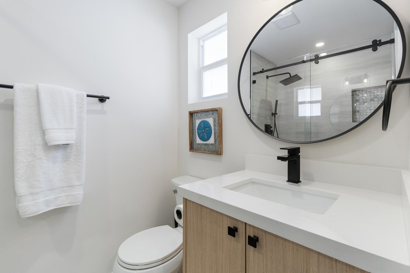 Welcome to this beautifully renovated 2-bedroom, 2-bath, 1060 sq - photo 12