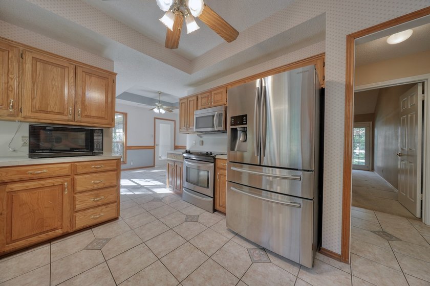Welcome home to this beautiful 3-bedroom, 2-bathroom retreat - photo 13