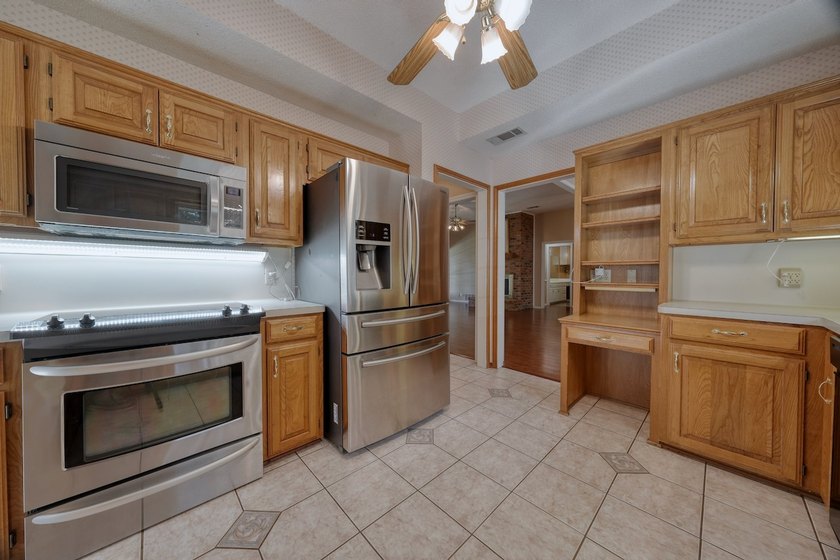 Welcome home to this beautiful 3-bedroom, 2-bathroom retreat - photo 15
