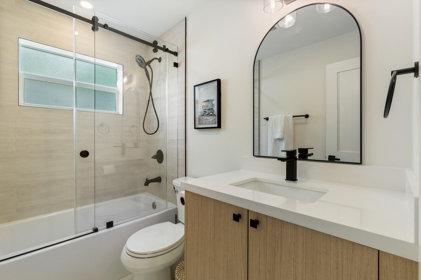 Welcome to this beautifully renovated 2-bedroom, 2-bath, 1060 sq - photo 16