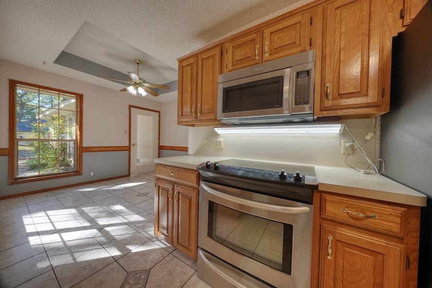 Welcome home to this beautiful 3-bedroom, 2-bathroom retreat - photo 17