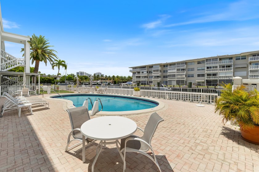 Welcome to this beautifully renovated 2-bedroom, 2-bath, 1060 sq - photo 17