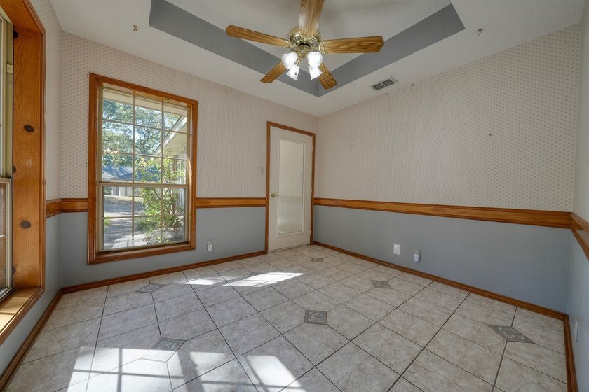Welcome home to this beautiful 3-bedroom, 2-bathroom retreat - photo 18