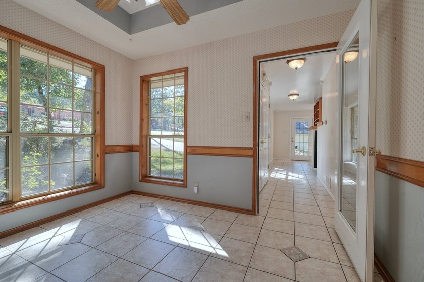 Welcome home to this beautiful 3-bedroom, 2-bathroom retreat - photo 20