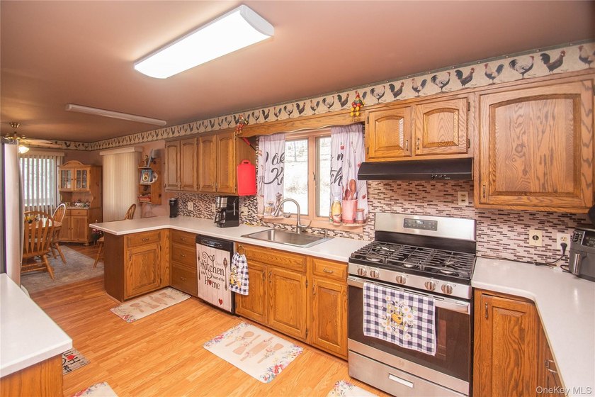 This well-maintained 3-bedroom, 1.5-bath split-level home offers - photo 23
