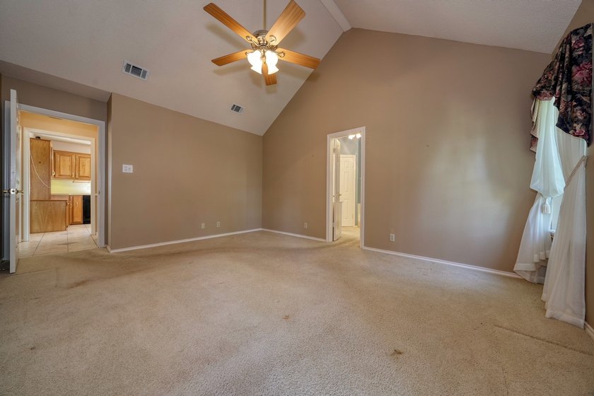 Welcome home to this beautiful 3-bedroom, 2-bathroom retreat - photo 25