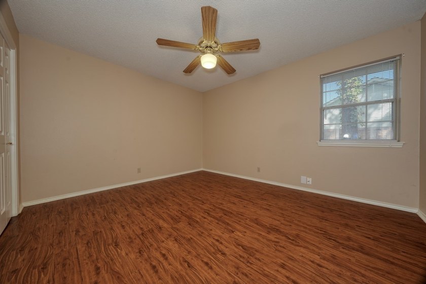 Welcome home to this beautiful 3-bedroom, 2-bathroom retreat - photo 31