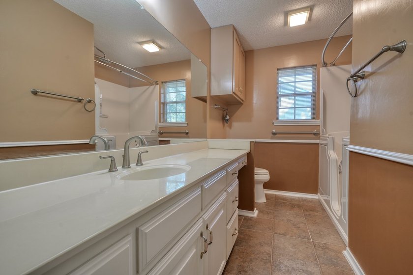 Welcome home to this beautiful 3-bedroom, 2-bathroom retreat - photo 33
