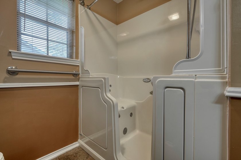 Welcome home to this beautiful 3-bedroom, 2-bathroom retreat - photo 34