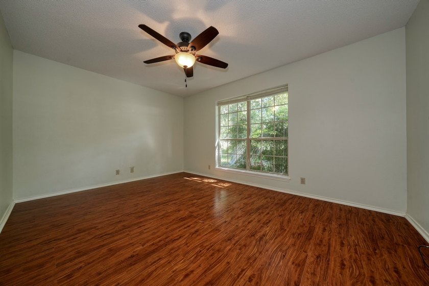 Welcome home to this beautiful 3-bedroom, 2-bathroom retreat - photo 35