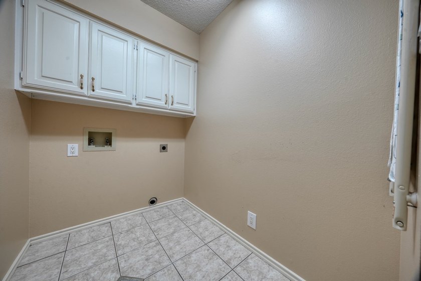 Welcome home to this beautiful 3-bedroom, 2-bathroom retreat - photo 38