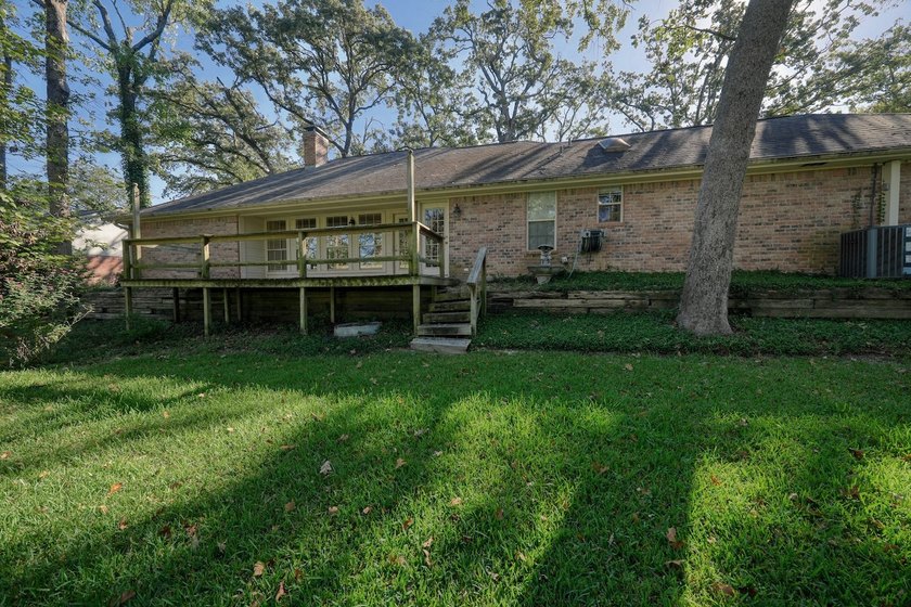 Welcome home to this beautiful 3-bedroom, 2-bathroom retreat - photo 39