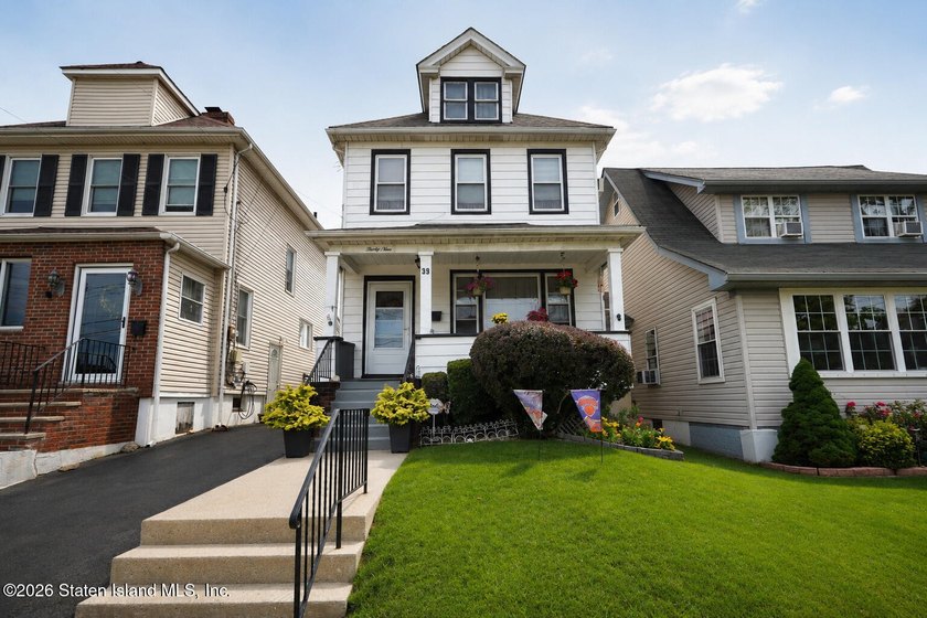 Welcome to 39 Pelton Avenue, a charming detached 2-bedroom - photo 2