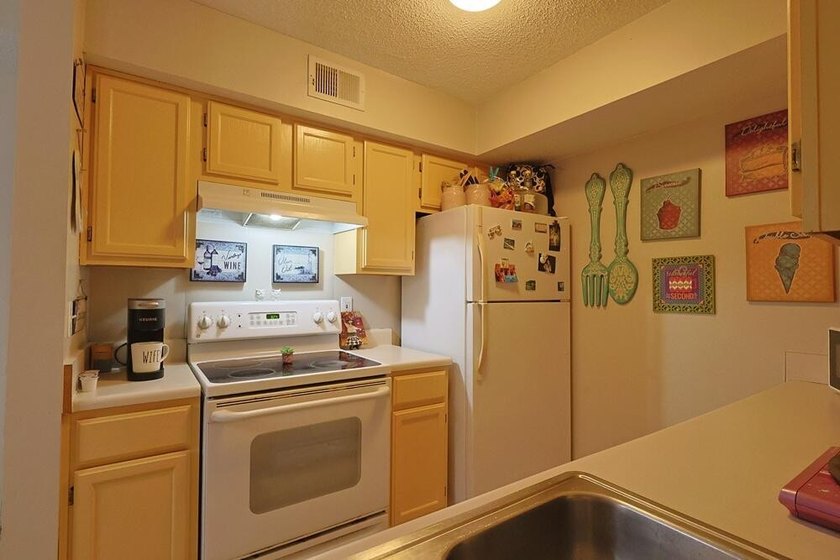 SHOWINGS AVAILABLE THIS WEEKEND! Welcome to this well-maintained - photo 4