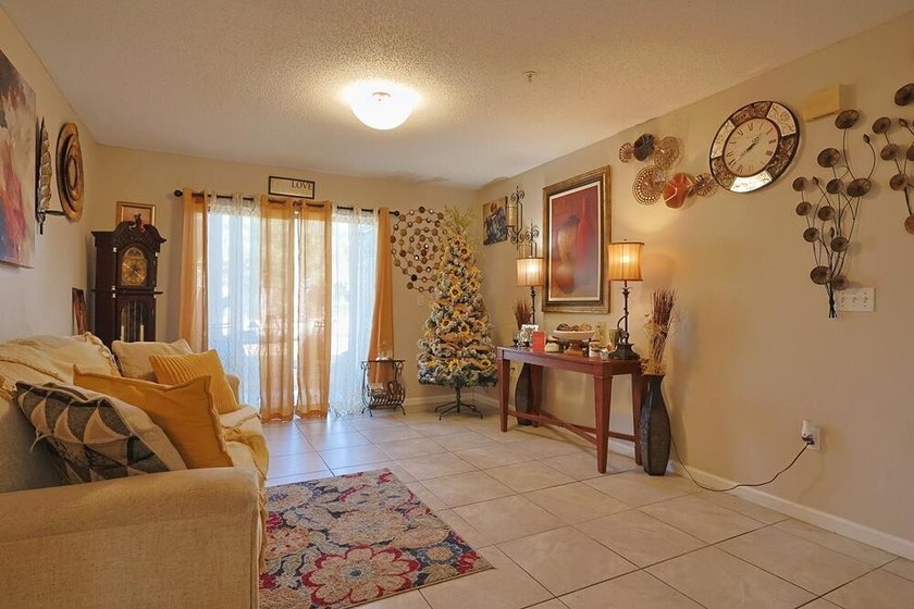 SHOWINGS AVAILABLE THIS WEEKEND! Welcome to this well-maintained - photo 7
