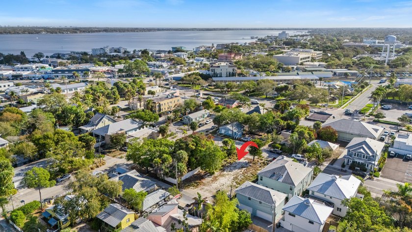 Investment opportunity in Downtown Stuart! This vacant lot comes - photo 8