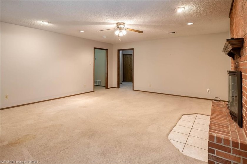Welcome to this charming home in the desirable Village Harbor - photo 17