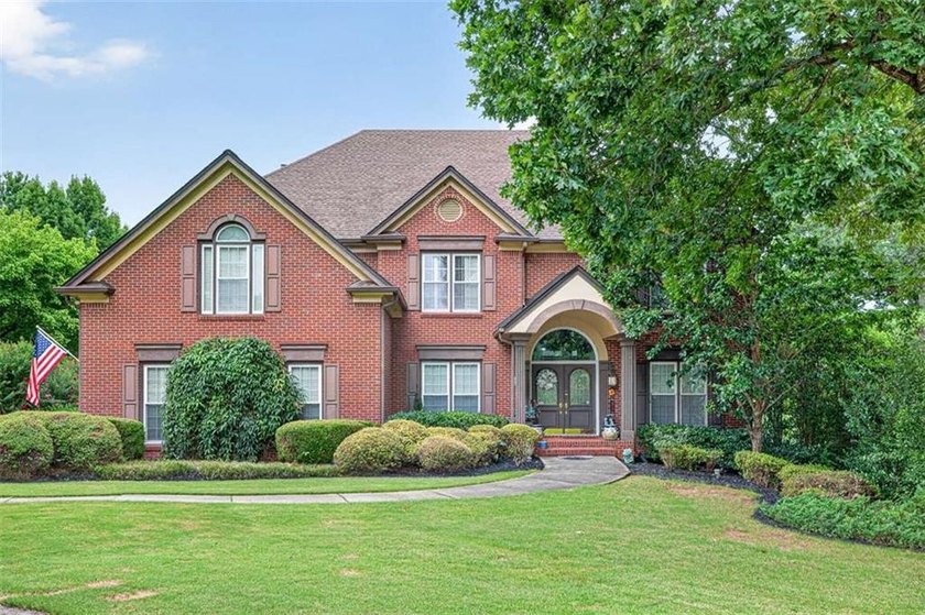 Exceptional Luxury Home with Resort-Style Pool in Sought-After - photo 4