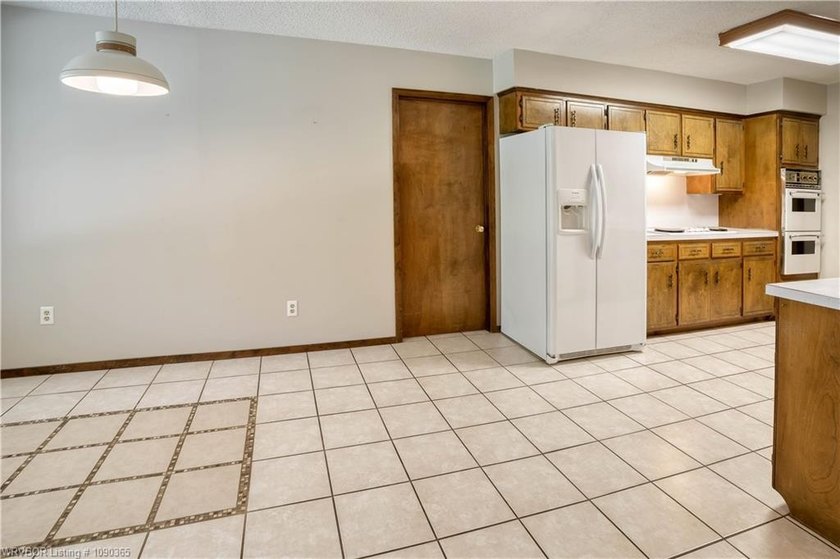 Welcome to this charming home in the desirable Village Harbor - photo 25