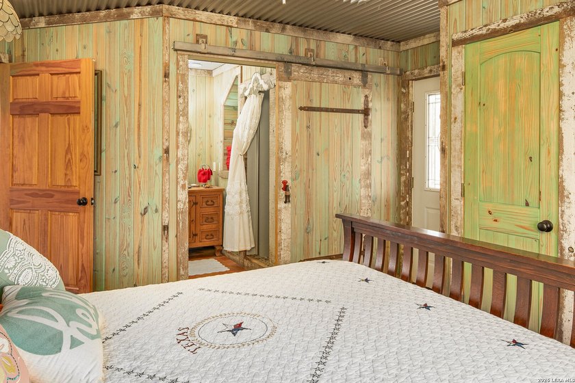 Come and see this beautiful custom built home in the Texas Hill - photo 19