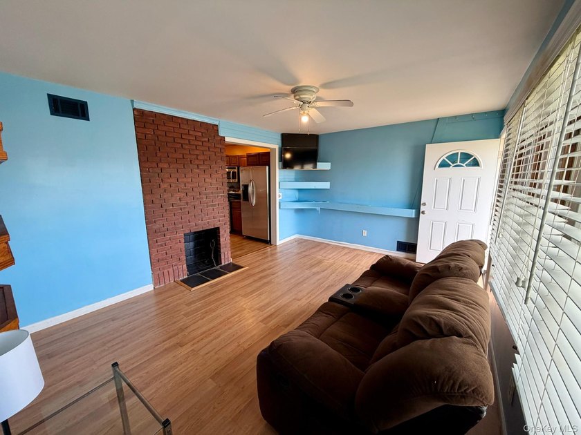 Welcome to this charming 3 bedroom, 1 bath home located in the - photo 4