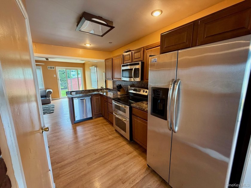 Welcome to this charming 3 bedroom, 1 bath home located in the - photo 8
