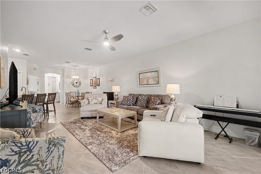 Welcome to this FULLY FURNISHED villa offering easy Florida - photo 11