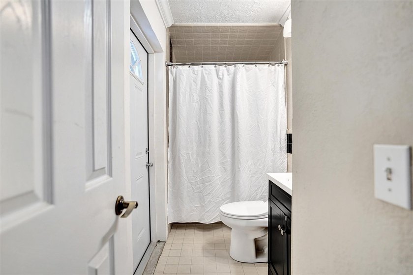 Discover your private tropical retreat in this 3 Bedroom, 2 - photo 13
