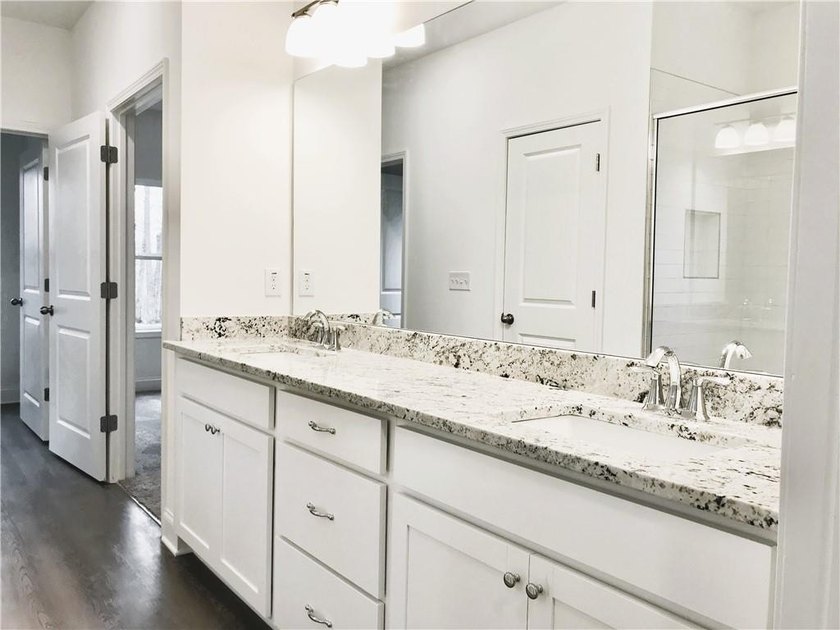 ***FANTASTIC NEW CONSTRUCTION! 3 Bed 3 Bath Ranch style plan - photo 10